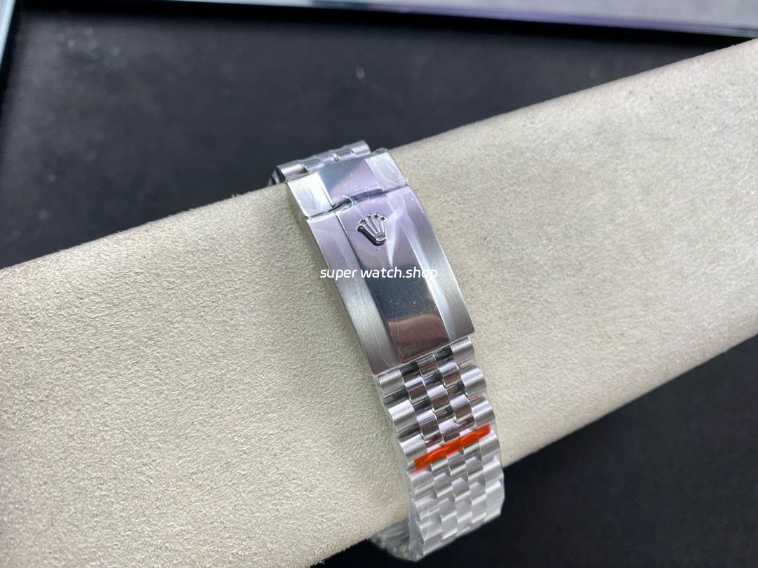 Noob Factory Rolex Sky-Dweller 336934-0004 42mm Full 904L White Dial Jubilee - Image 9