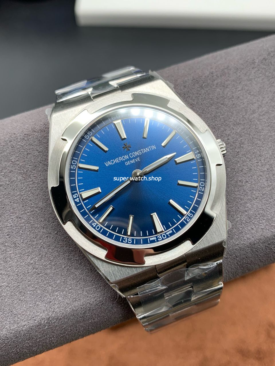 8F Factory Vacheron Constantin Overseas 2000V 40mm Full White Gold Blue Dial - Image 2