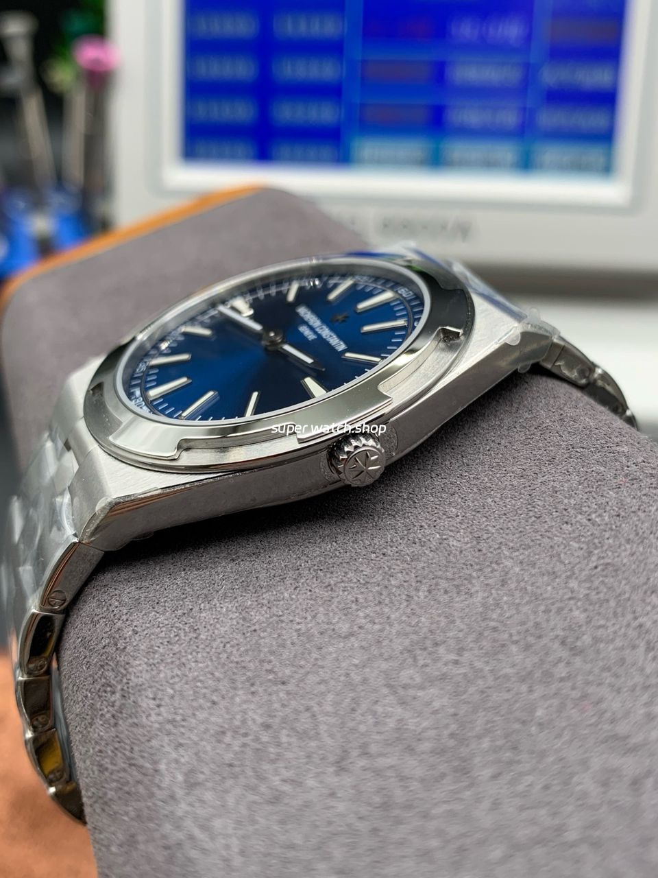 8F Factory Vacheron Constantin Overseas 2000V 40mm Full White Gold Blue Dial - Image 4