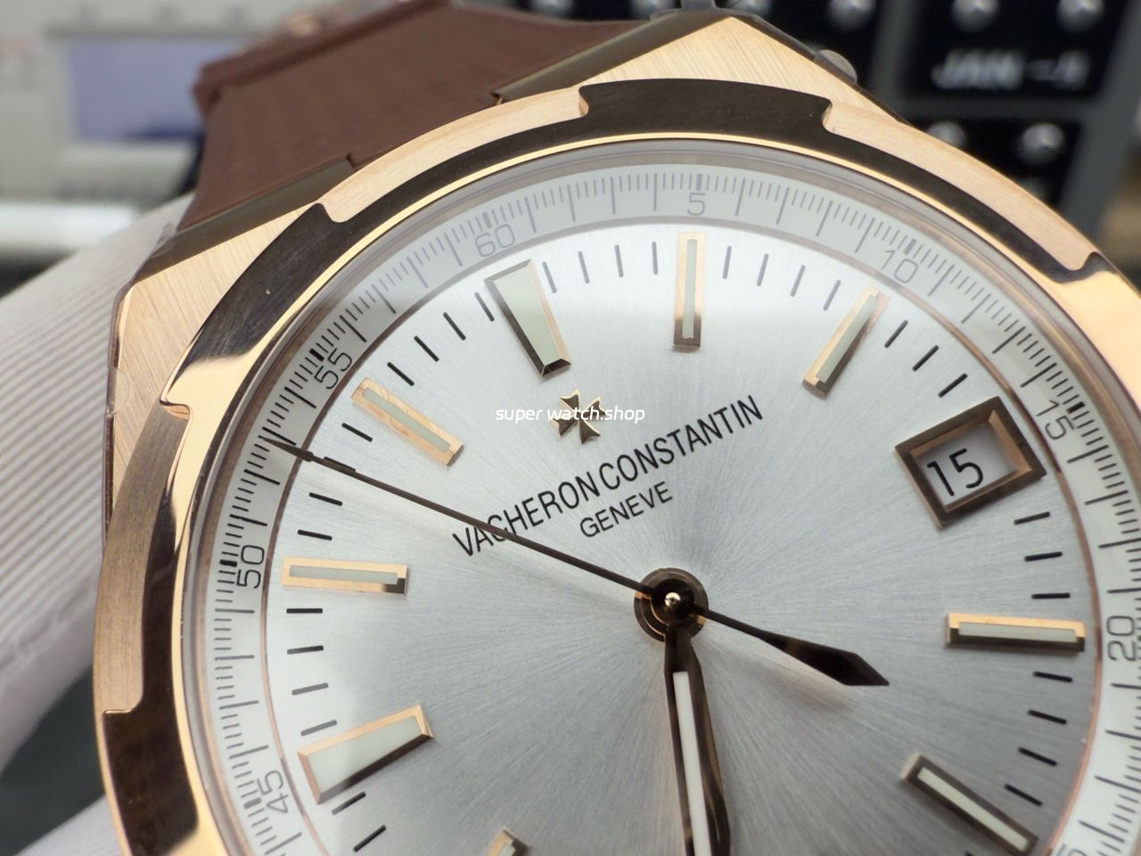 8F Factory Vacheron Constantin Overseas 4500v/000R-B127 41mm Rose Gold Brown Rubber Strap Silver Dial - Image 4
